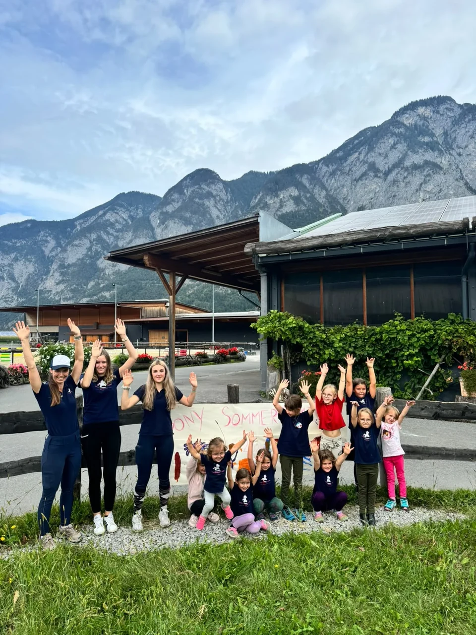 Die Gruppe der Pony Academy vor der Reitanlage und der Tiroler Bergkulisse